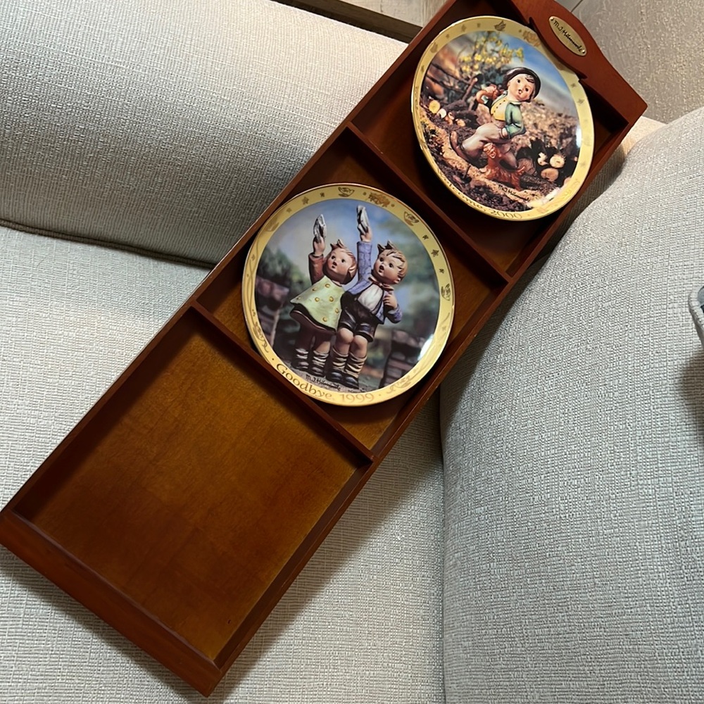 MJ Hummel. Millennial plate collection. Two plate with display.